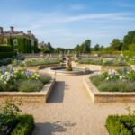 Edle Beetbegrenzungen im klassischen Garten: symmetrische Formen und Naturstein